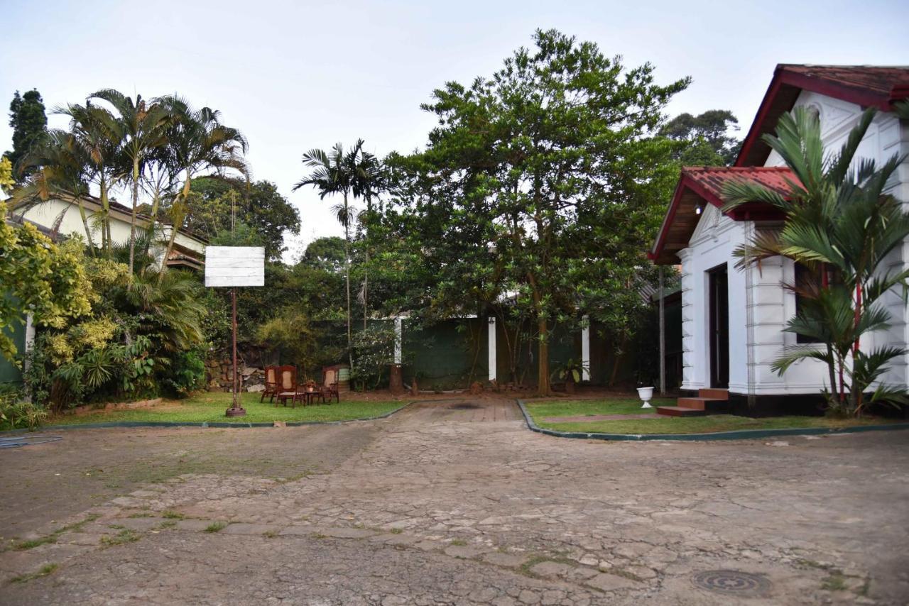 Antique Tourists Lodge Kandy Exterior photo
